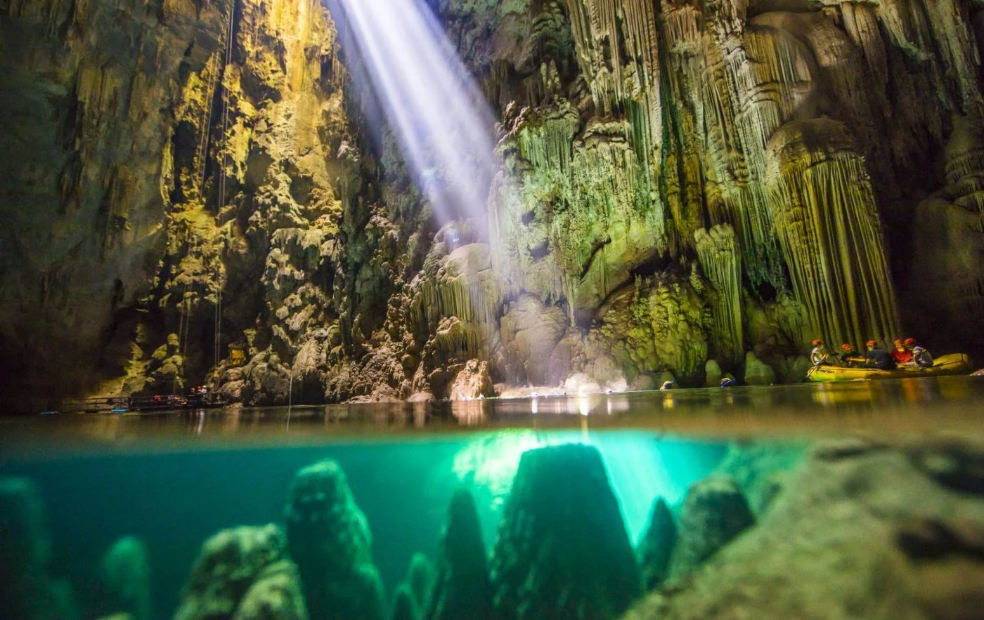caverna em Bonito com feixe de luz iluminando o interior