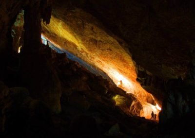 vista interna de caverna com iluminação em Bonito