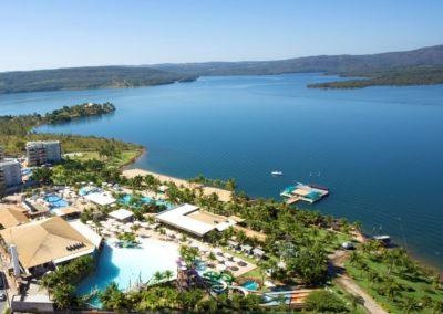 grande extensão de água com estrutura de piscinas e vegetação nas margens em Caldas Novas