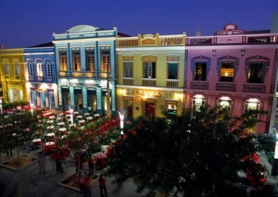 prédios coloridos em Fortaleza com praça na frente