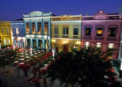prédios coloridos em Fortaleza com praça na frente