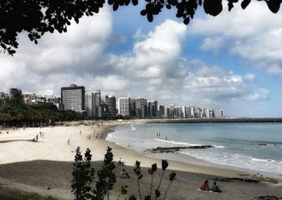 praia de fortaleza com areia branca e cidade ao fundo