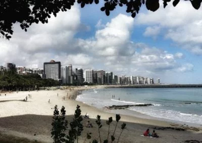 praia de fortaleza com areia branca e cidade ao fundo