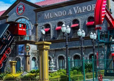 prédio com trem à vapor pendurado na fachada em Gramado