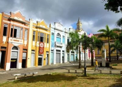 prédios coloridos com uma praça em frente em João Pessoa