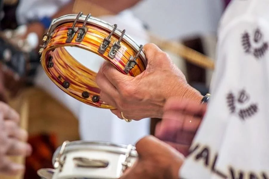 detalhe da mão de uma pessoa tocando tamborim no Rio de Janeiro