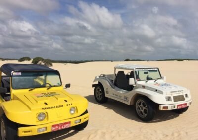 dois buggies um amarelo e outro branco nas dunas em Natal