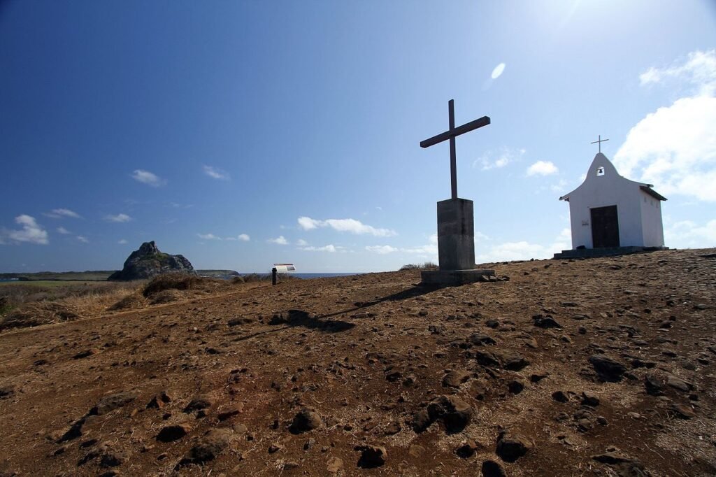 cruz em frente uma capela em Fernando de Noronha