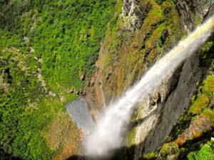 queda d'água da cachoeira da fumaça na chapada diamantina