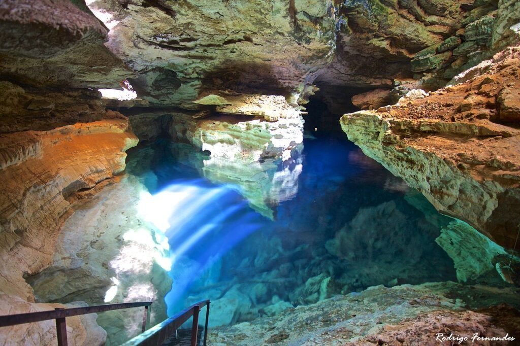 gruta com água cristalina na chapada diamantina