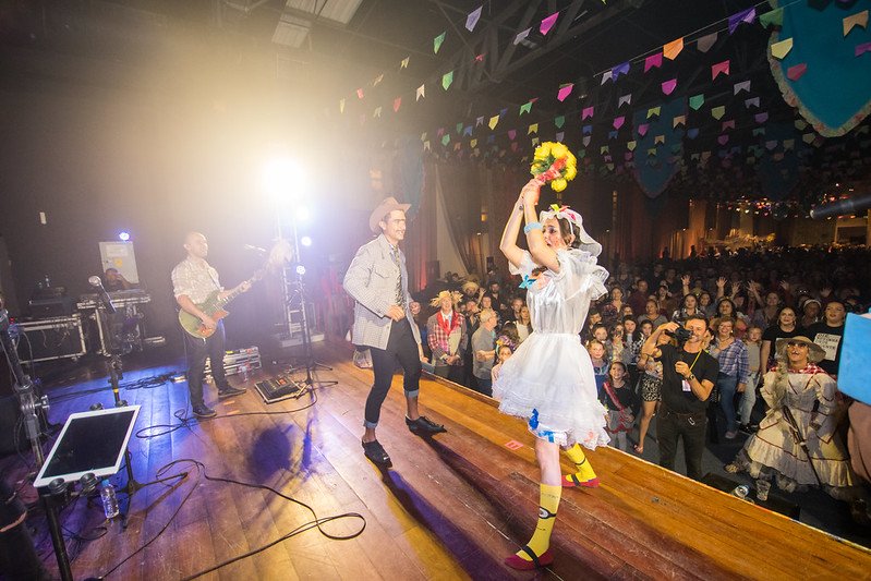noiva jogando o buquê no Arraial do Costão em Florianópolis