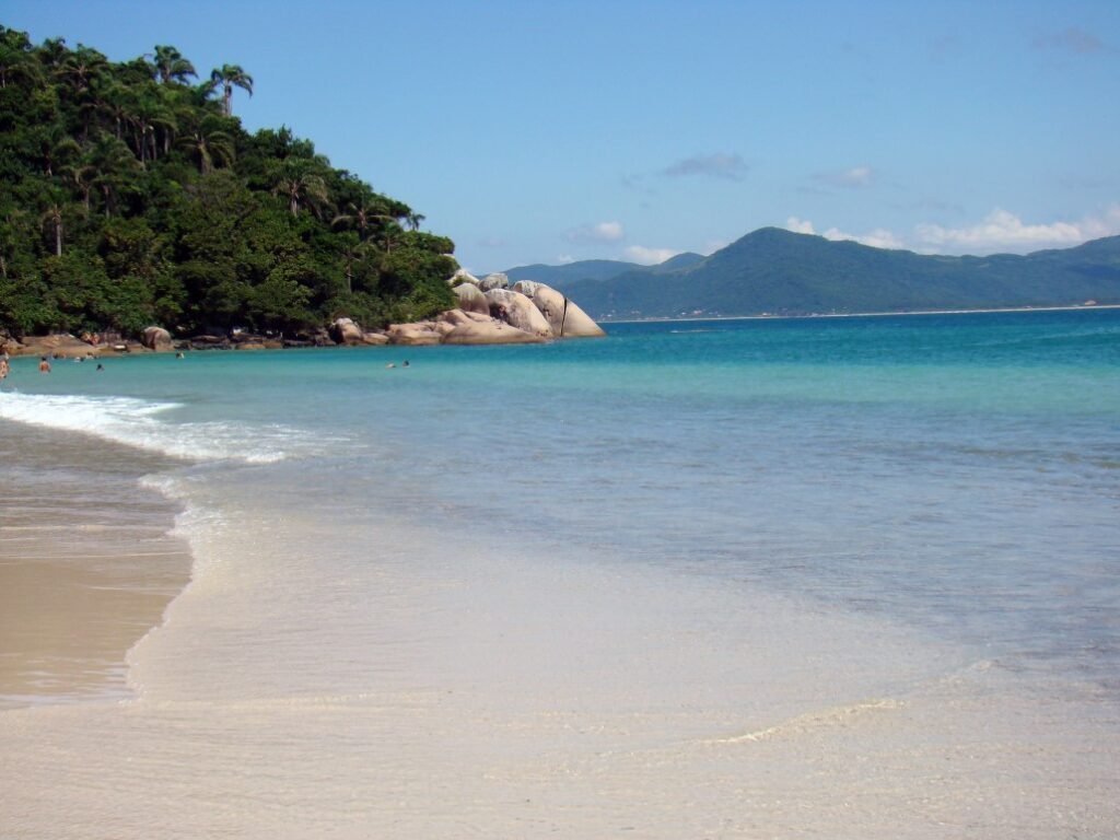água azul na ilha do campeche em Florianópolis