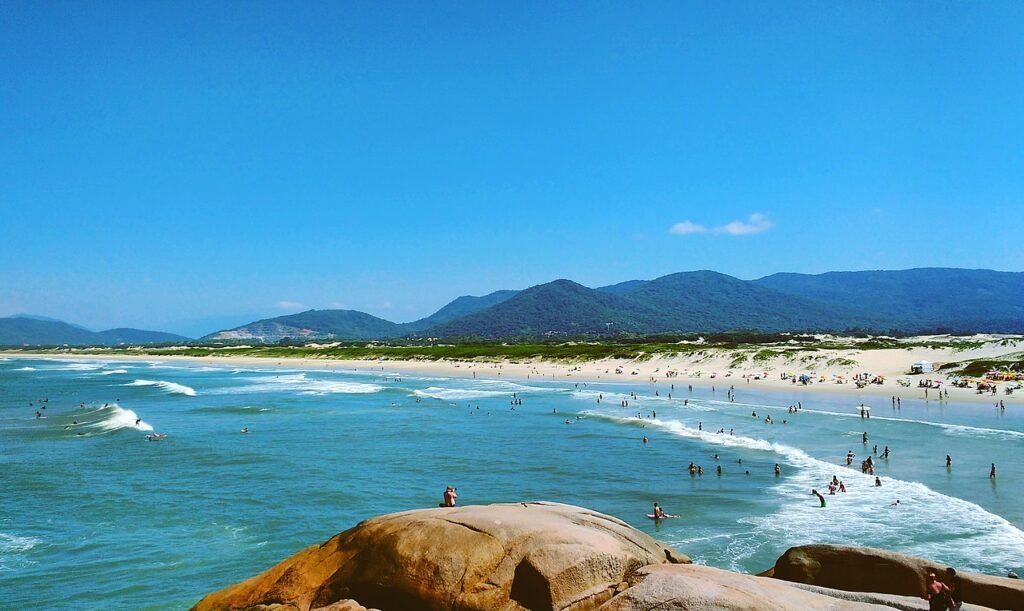 banhistas na praia da Joaquina em Florianópolis
