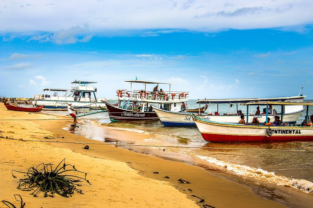 barcos atracados na foz do Rio São Francisco