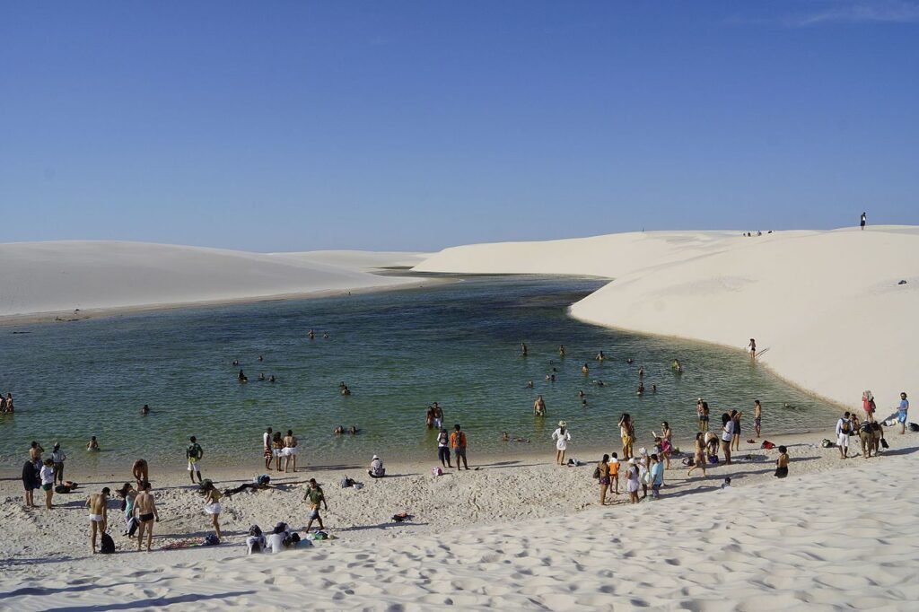 banhistas em lagoa nos Lençóis Maranhenses