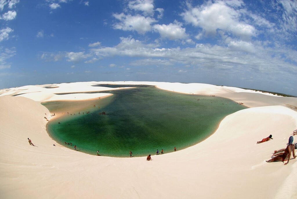 lagoa da Gaivota em meio as dunas nos Lençóis Maranhenses
