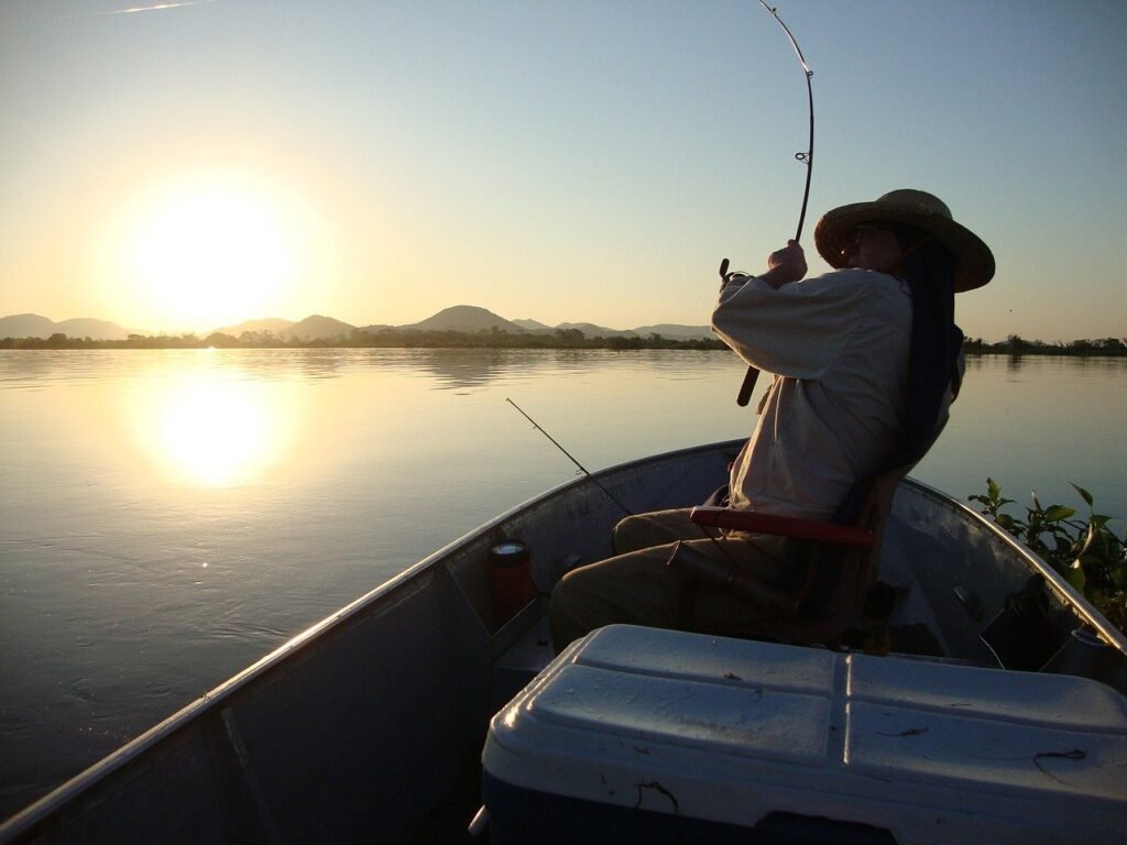 pescador em barco no Pantanal