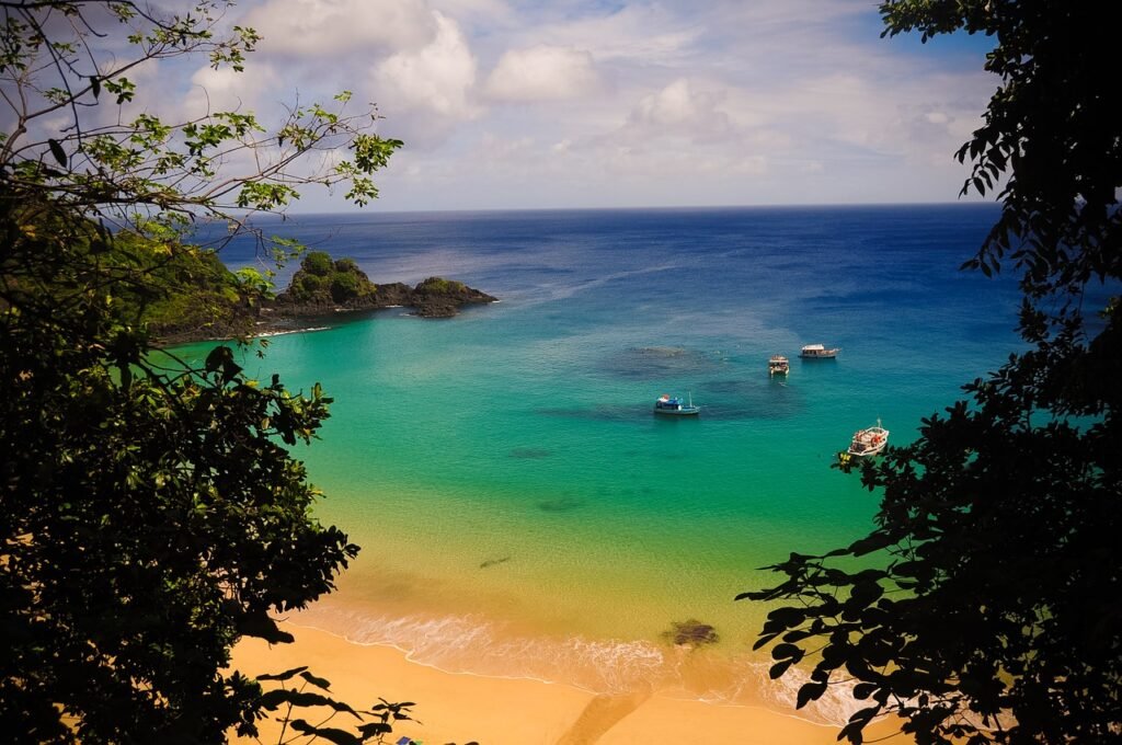 barcos ancorados no mar claro de Fernando de Noronha