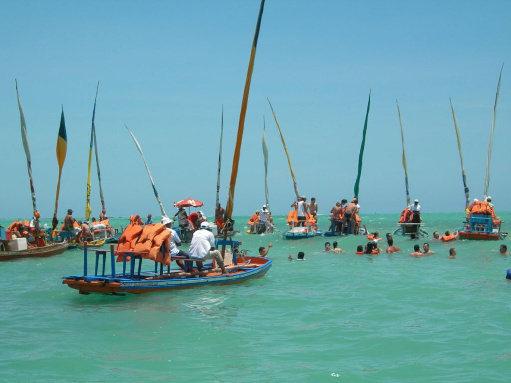 banhistas e jangadas nas piscinas naturais em Maceió
