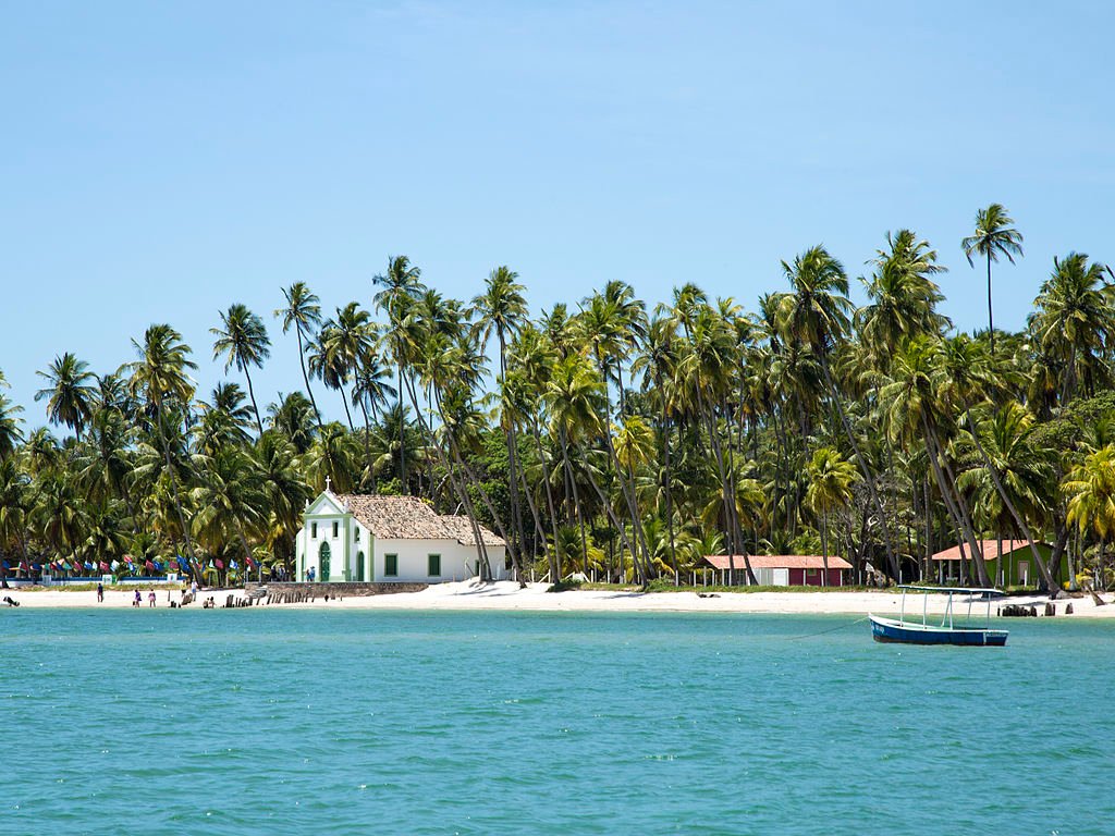capela de São Benedito entre os coqueiros da Praia dos Carneiros em Porto de Galinhas