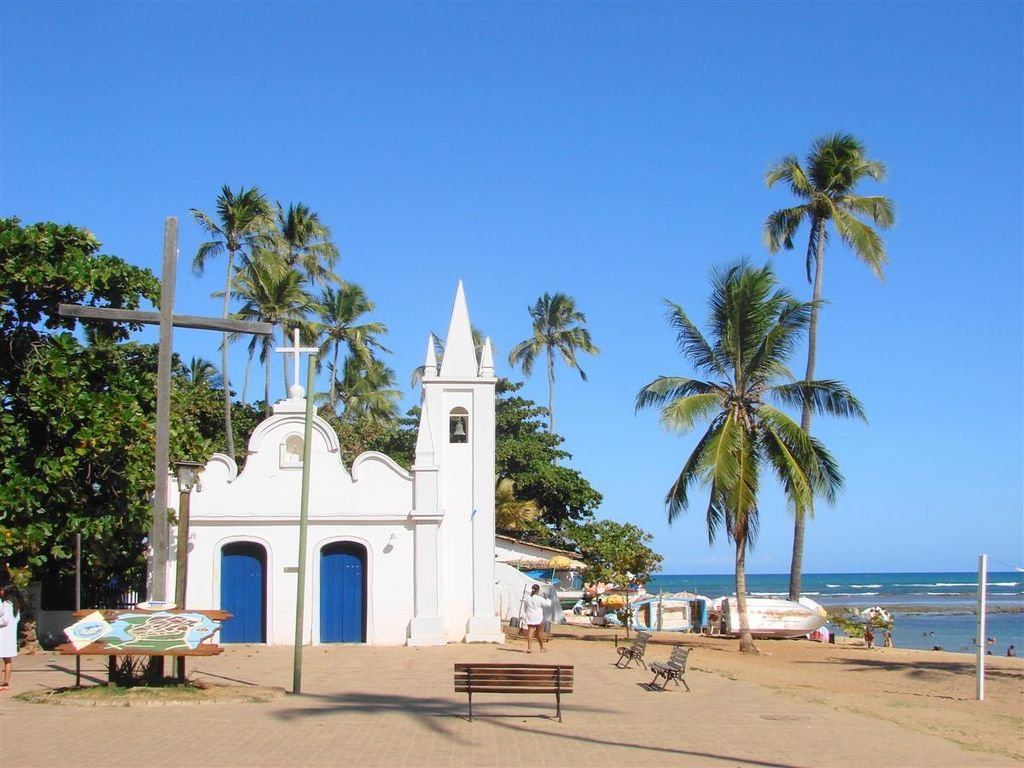 praça da vila com capela na praia do forte