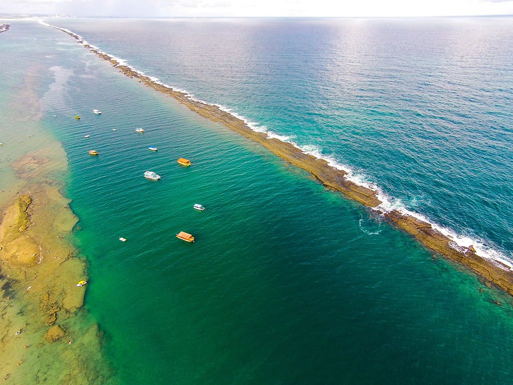 corais e barcos no mar da Praia do Francês em Maceió
