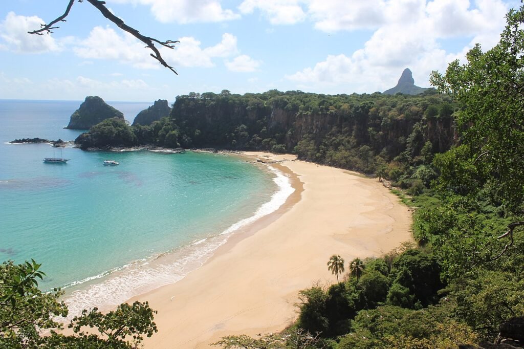 praia cercada por parede de pedras em Fernando de Noronha