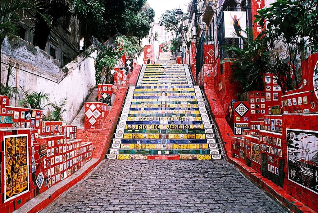 escadaria colorida no Rio de Janeiro feita com azulejos, cerâmicas e espelhos