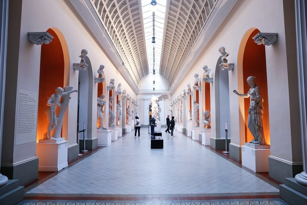 salão com esculturas no Museu Nacional de Belas Artes no Rio de Janeiro