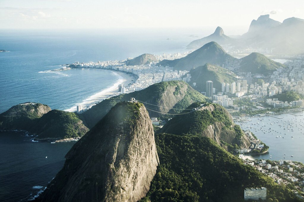 cidade do Rio de Janeiro entre morros, montanhas e mar