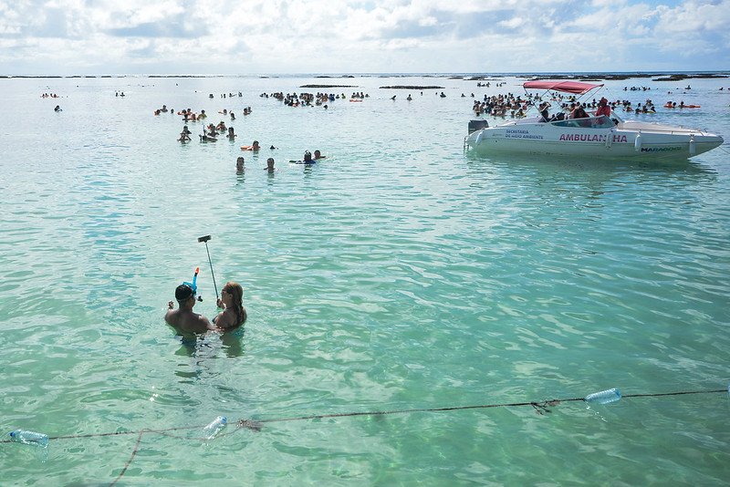 banhistas nas píscinas naturais de Maragogi