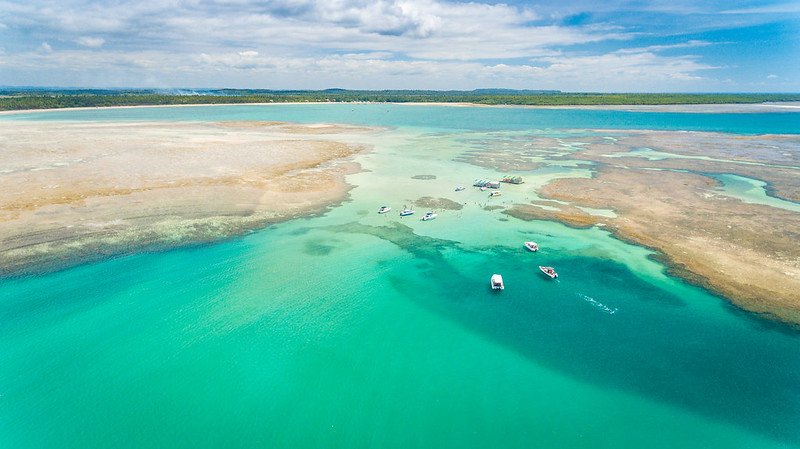 barcos nas piscinas naturais em Morro de São Paulo
