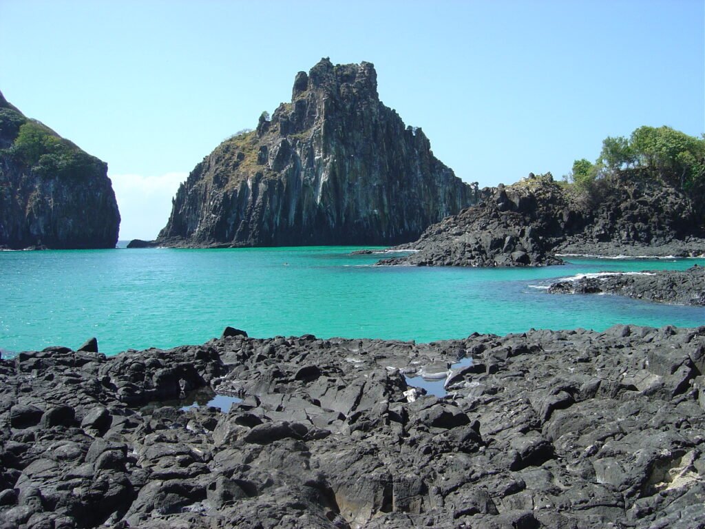 mar calmo na baia dos porcos em Fernando de Noronha