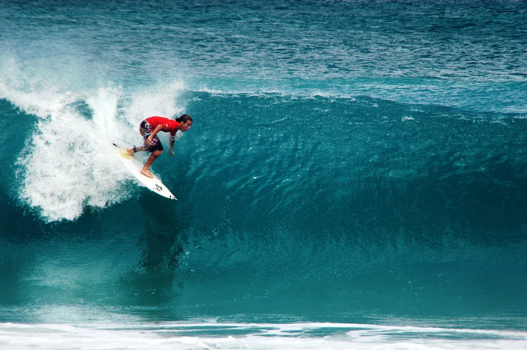 surfista em onda na Praia da Cacimba do Padre em Fernando de Noronha
