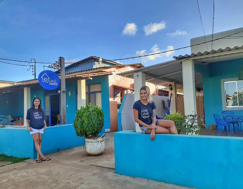 fachada da casa swell com as proprietárias do hostel