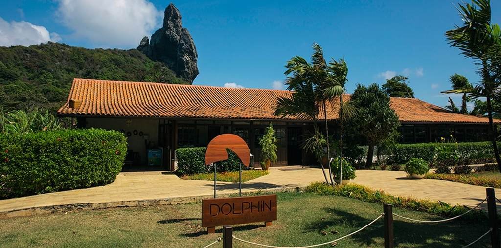 fachada do dolphin hotel com vista do morro do pico em noronha
