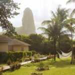 vista da pousada lua bela para o morro do pico em noronha